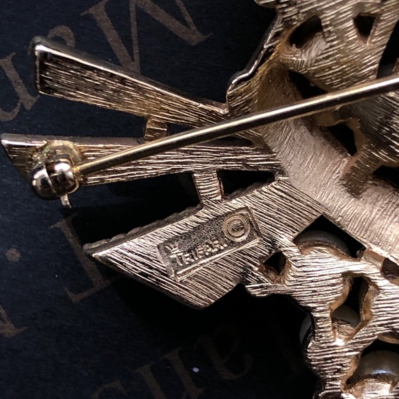 Vintage Signed Crown Trifari faux pearl brooch - Picture 2 of 3